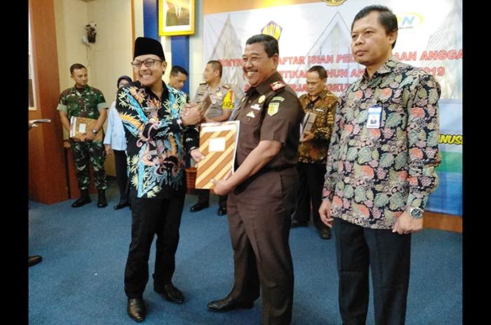 KPPN dan Wali Kota Malang Serahkan DIPA Satker Kejari KPPN dan Wali Kota Malang Serahkan DIPA Satker Kejari