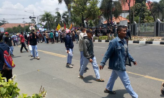 Pelajar di Tuban Ikut Demo Tolak Kilang Minyak, Guru Sweeping Massa Aksi Pelajar di Tuban Ikut Demo Tolak Kilang Minyak, Guru Sweeping Massa Aksi