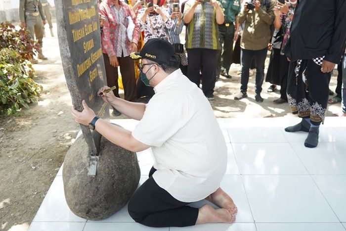 Bupati Kediri Tulis Pesan dan Tanda Tangani Batu Prasasti di Area Wisata Sumber Agung Bupati Kediri Tulis Pesan dan Tanda Tangani Batu Prasasti di Area Wisata Sumber Agung