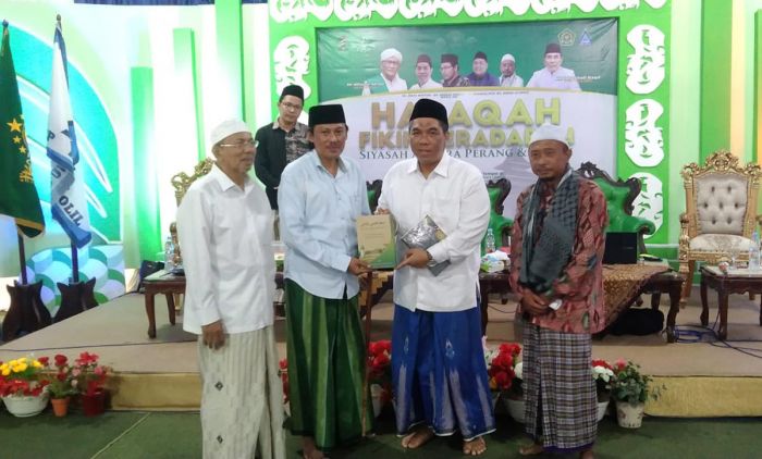 Halaqah Fiqih Peradaban Bangsa di PP Ibnu Cholil, KH Zulfa: Khilafah Tak Diperintahkan oleh Agama Halaqah Fiqih Peradaban Bangsa di PP Ibnu Cholil, KH Zulfa: Khilafah Tak Diperintahkan oleh Agama
