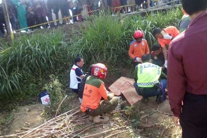 Warga Kedungkandang Dihebohkan Sesosok Mayat di Ladang Tebu dengan Kondisi Leher Menganga Warga Kedungkandang Dihebohkan Sesosok Mayat di Ladang Tebu dengan Kondisi Leher Menganga