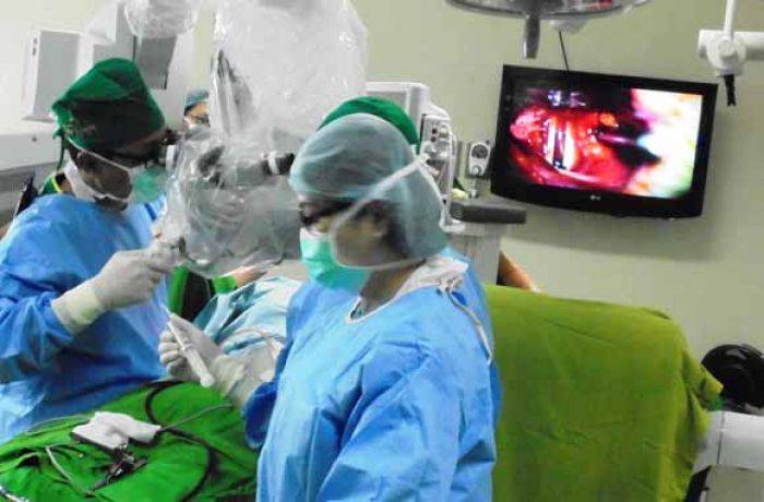 Operasi Leher, Keluarga Pasien Bisa Lihat secara Live Operasi Leher, Keluarga Pasien Bisa Lihat secara Live