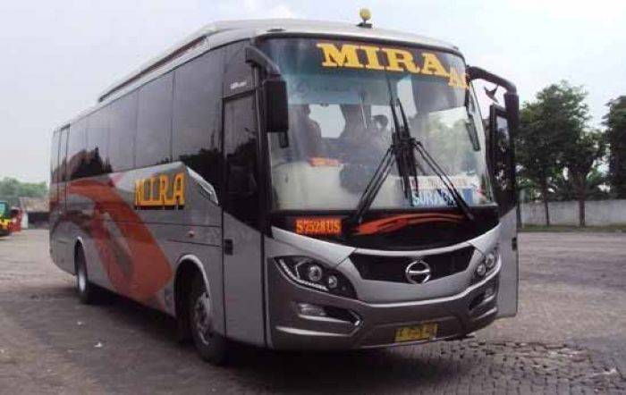 Terobos Lampu Merah, Bus Mira Tabrak Penyeberang Jalan hingga Tewas di Nganjuk Terobos Lampu Merah, Bus Mira Tabrak Penyeberang Jalan hingga Tewas di Nganjuk