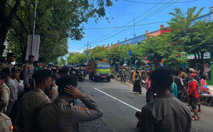 Pedagang Pasar Larangan Blokade Jalan, Ada Apa?