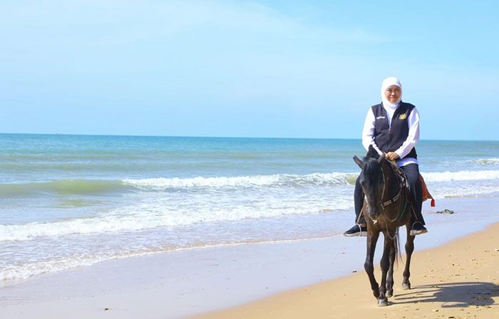 Gubernur Khofifah Nikmati Indahnya Pantai Slopeng Sumenep dengan Berkuda