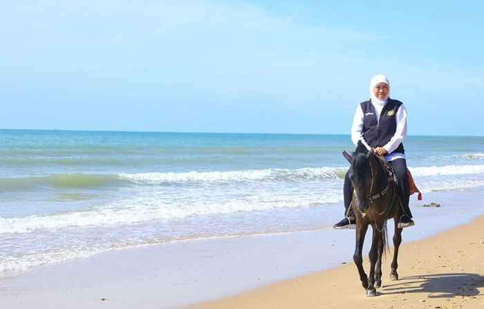 Gubernur Khofifah Nikmati Indahnya Pantai Slopeng Sumenep dengan Berkuda Gubernur Khofifah Nikmati Indahnya Pantai Slopeng Sumenep dengan Berkuda