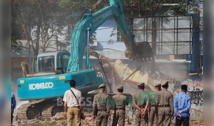 Satpol PP Trenggalek Bongkar Paksa 6 Kios di Pasar Pon Satpol PP Trenggalek Bongkar Paksa 6 Kios di Pasar Pon
