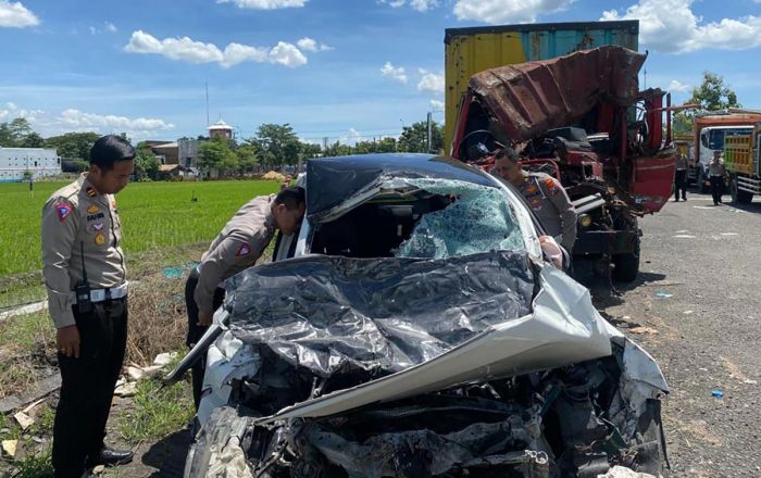 Kecelakaan Maut Mobil Vs Truk di Ngawi Tewaskan 5 Orang, Ditlantas Polda Jatim Terjunkan Tim TAA