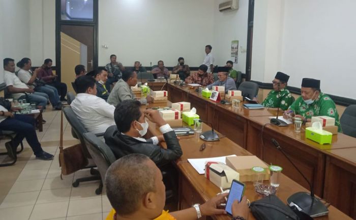 Dewan Minta Dispendik Pasuruan Sanksi Sekolah yang Terbukti Bisnis LKS Dewan Minta Dispendik Pasuruan Sanksi Sekolah yang Terbukti Bisnis LKS
