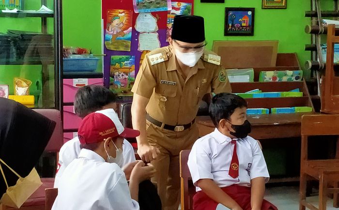 Bupati Trenggalek Tinjau Launching Vaksinasi Siswa SD