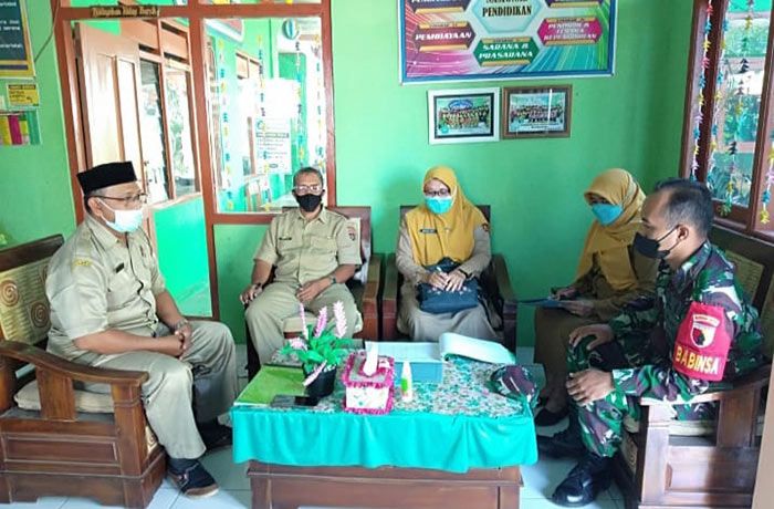 PTM di Ngawi, Anggota TNI Blusukan ke Sekolah PTM di Ngawi, Anggota TNI Blusukan ke Sekolah