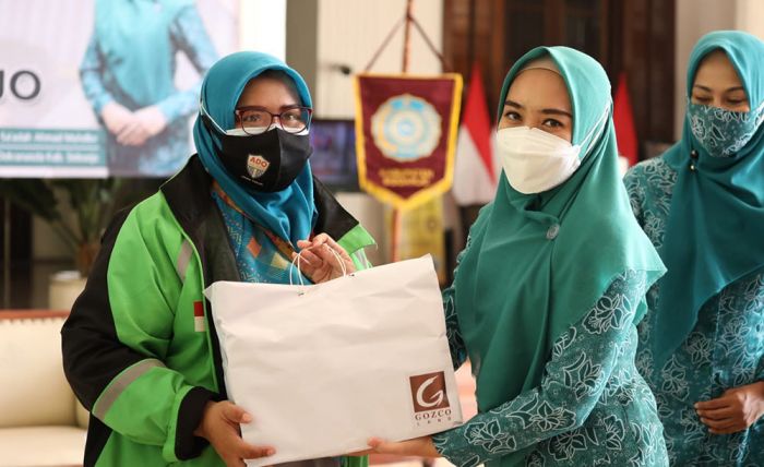 Ringankan Beban Saat Pandemi, TP PKK Sidoarjo Bagikan Sembako ke Ojol Wanita Ringankan Beban Saat Pandemi, TP PKK Sidoarjo Bagikan Sembako ke Ojol Wanita