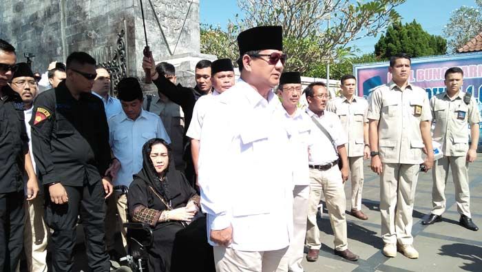 Kaos Bertuliskan #2019GantiPresiden Sambut Kedatangan Prabowo di Makam Bung Karno Kaos Bertuliskan #2019GantiPresiden Sambut Kedatangan Prabowo di Makam Bung Karno