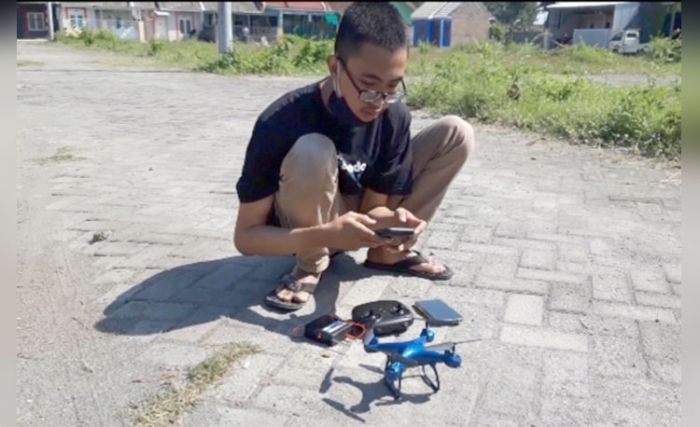 Ciptakan Drone Sebagai Alat Komunikasi di Daerah Bencana, Siswa MAN 2 Kediri Bercita-cita Masuk ITS Ciptakan Drone Sebagai Alat Komunikasi di Daerah Bencana, Siswa MAN 2 Kediri Bercita-cita Masuk ITS