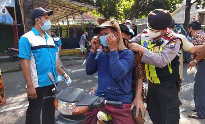 ​Tiga Pilar Ngadiluwih Bersinergi dengan Relawan Bagi-bagi Masker Gratis