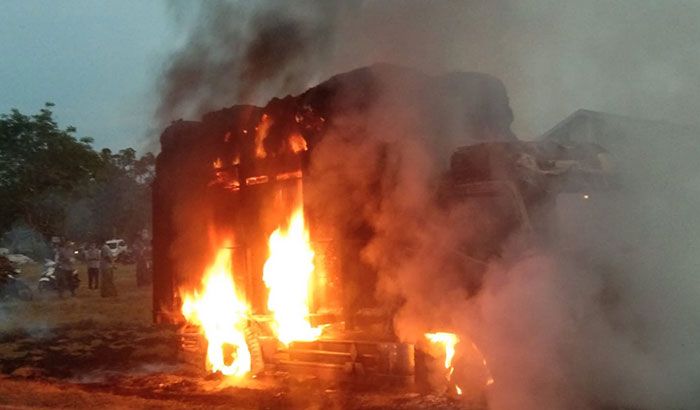 Truk Bermuatan Tembakau di Pamekasan Dilalap Si Jago Merah Truk Bermuatan Tembakau di Pamekasan Dilalap Si Jago Merah