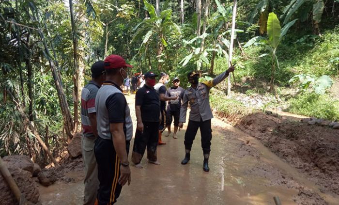 ​Kapolres Ngawi Kunjungi Lokasi Longsor di Desa Hargosari