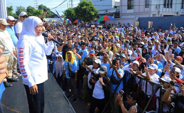 Gubernur Khofifah Paparkan Peran Media di Tahun Politik saat Jalan Sehat di Banyuwangi