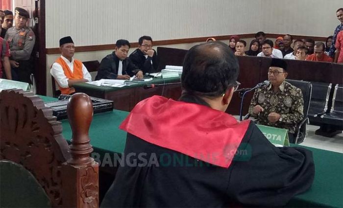 Bupati Blitar Akhirnya Hadir Dalam Sidang Surat Palsu KPK Bupati Blitar Akhirnya Hadir Dalam Sidang Surat Palsu KPK