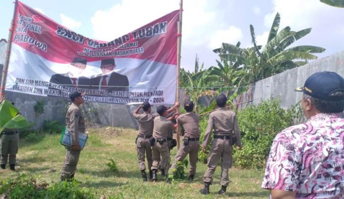 Satpol PP Tuban Turunkan Banner Ucapan Milik Tim Pemenangan Prabowo-Sandi