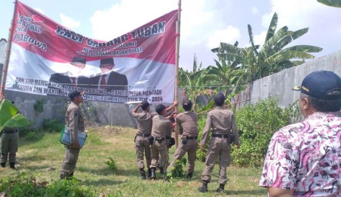 Satpol PP Tuban Turunkan Banner Ucapan Milik Tim Pemenangan Prabowo-Sandi Satpol PP Tuban Turunkan Banner Ucapan Milik Tim Pemenangan Prabowo-Sandi