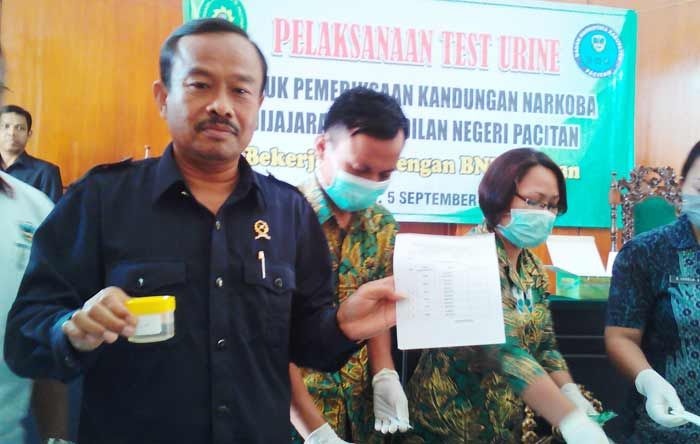 Tujuh Hakim dan 8 Panitera Lakukan Tes Urine Tujuh Hakim dan 8 Panitera Lakukan Tes Urine