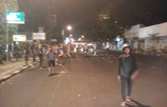 Bonek Vs Warga di Lamongan Bentrok, Kendaraan Berplat L yang Melintas Disweeping Bonek Vs Warga di Lamongan Bentrok, Kendaraan Berplat L yang Melintas Disweeping