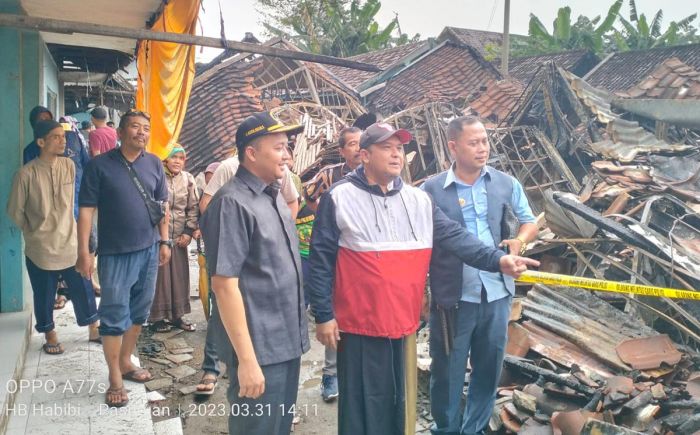 Dua Pimpinan DPRD Pasuruan Tinjau Kondisi Pasar Gondanglegi, Segera Carikan Solusi Dua Pimpinan DPRD Pasuruan Tinjau Kondisi Pasar Gondanglegi, Segera Carikan Solusi