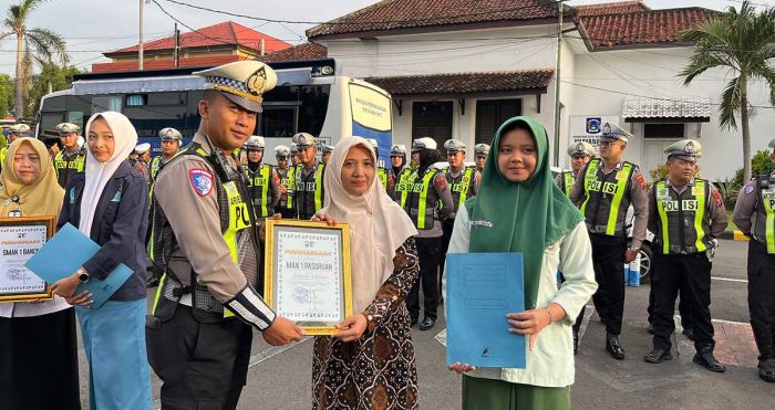 Satlantas Polres Pasuruan Apresiasi Guru dan Siswa Teladan