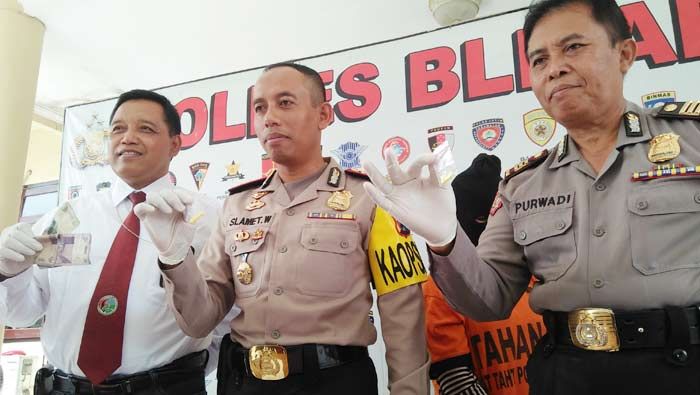 Nenek 52 Tahun di Blitar Nekat Jualan Obat Keras Berbahaya Nenek 52 Tahun di Blitar Nekat Jualan Obat Keras Berbahaya