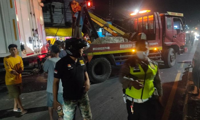 Truk Tronton Tabrak Dua Mobil di Pertigaan Sidorejo, Ternyata Sopir Dalam Kondisi Mabuk