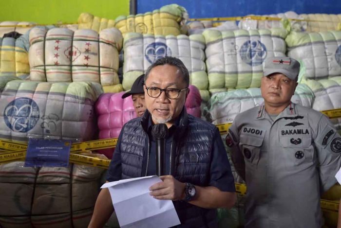 Mendag Musnahkan Pakaian Bekas Impor Rp10 Miliar di Sidoarjo Mendag Musnahkan Pakaian Bekas Impor Rp10 Miliar di Sidoarjo