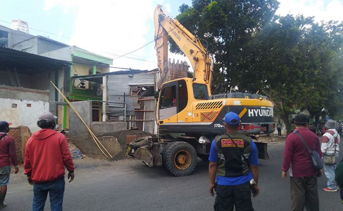 Jalan Ditutup, Pembongkaran 36 Stan dan Bangunan di Raya Darmo Indah Dijaga Ketat Petugas Jalan Ditutup, Pembongkaran 36 Stan dan Bangunan di Raya Darmo Indah Dijaga Ketat Petugas
