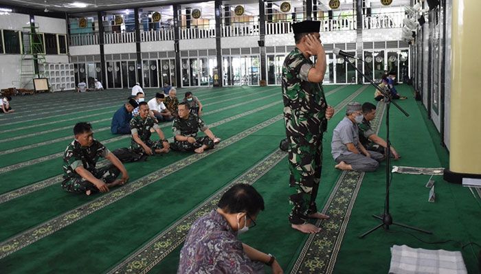 Merdunya Azan Brigjen TNI Fulad di Masjid Al Falah Surabaya Merdunya Azan Brigjen TNI Fulad di Masjid Al Falah Surabaya