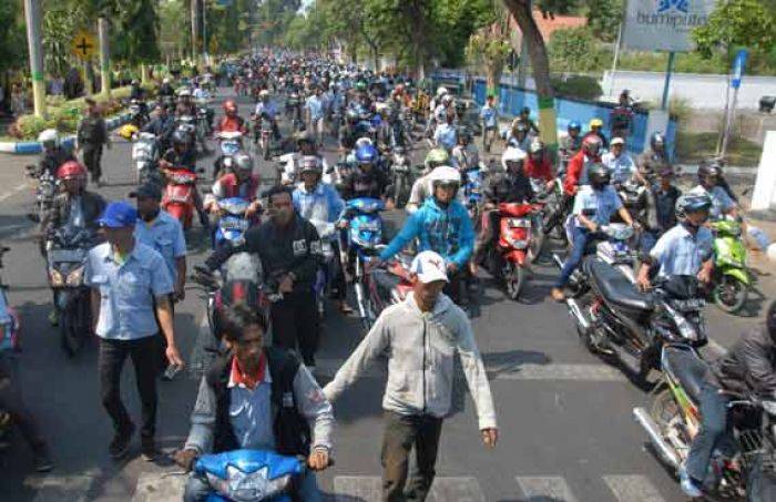 Lagi, Ribuan Buruh di Jombang Demo Kantor Pemkab Tuntut Kenaikan UMK