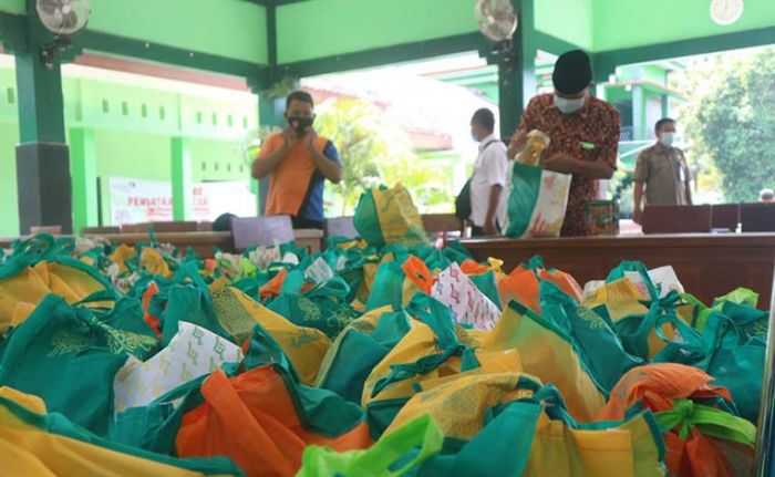 Sidak Bansos untuk Anggota Satgas Covid-19, Wabup Bojonegoro Temukan Isi Paket Tidak Sama