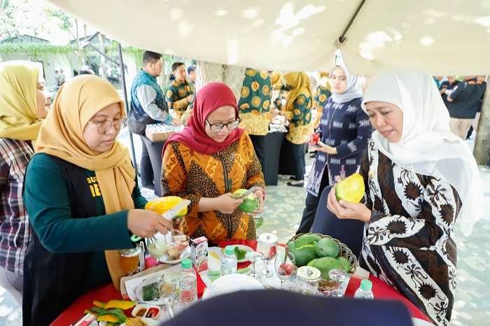 Musim Mangga Tiba, Khofifah Ajak Karyawan dan Wartawan Nikmati Legitnya Mangga asal Kediri Musim Mangga Tiba, Khofifah Ajak Karyawan dan Wartawan Nikmati Legitnya Mangga asal Kediri