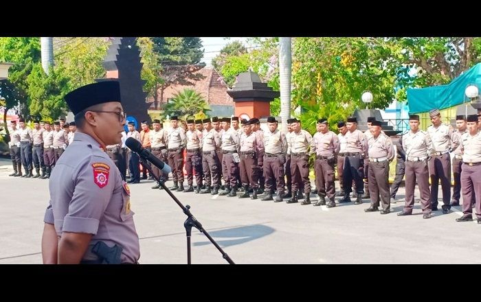 Peringati Hari Santri, Polisi Pakai Peci Ajak Santri Perangi Hoax