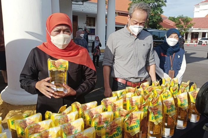 Gubernur Khofifah Terima Bantuan 50 Ribu Liter Minyak Goreng dari PT Best Group