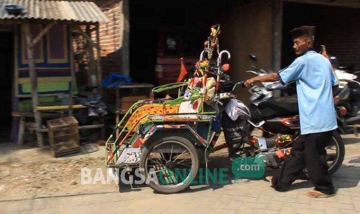 Demi Pergi Haji, Tukang Becak di Jombang ini Nabung 20 Tahun Demi Pergi Haji, Tukang Becak di Jombang ini Nabung 20 Tahun