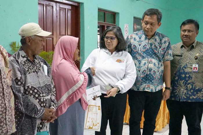 Salurkan BPNTD, Pj Wali Kota Kediri: Belanjakan untuk Memenuhi Kebutuhan Sehari-hari Salurkan BPNTD, Pj Wali Kota Kediri: Belanjakan untuk Memenuhi Kebutuhan Sehari-hari