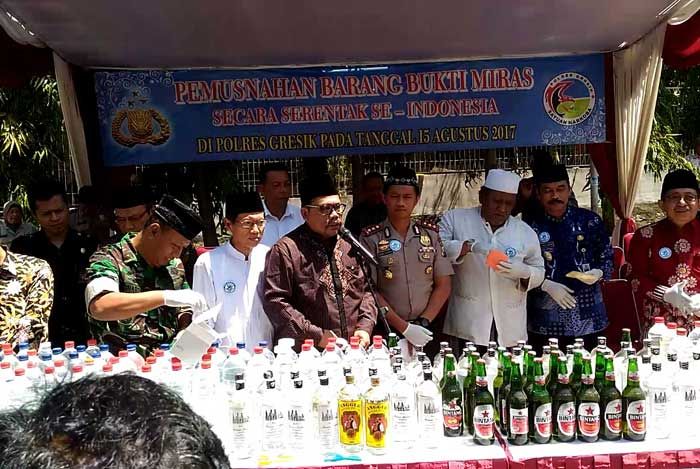 Ribuan Botol Miras dan Narkoba Dimusnahkan di Halaman Masjid Agung Gresik Ribuan Botol Miras dan Narkoba Dimusnahkan di Halaman Masjid Agung Gresik
