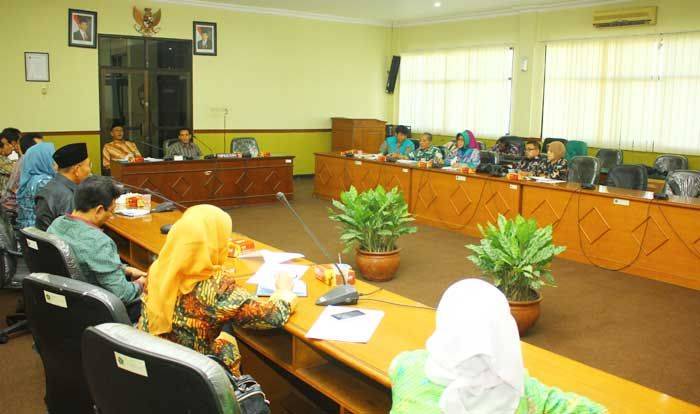 Data Berbeda, <i>Hearing</i> Minimarket antara Dewan dan Diskoperindag serta BPPT Sidoarjo Panas Data Berbeda, <i>Hearing</i> Minimarket antara Dewan dan Diskoperindag serta BPPT Sidoarjo Panas