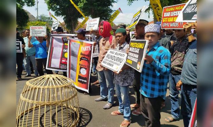 Ratusan Warga Jember Gelar Aksi Unjuk Rasa, Tuntut Bupati Faida dDimakzulkan Ratusan Warga Jember Gelar Aksi Unjuk Rasa, Tuntut Bupati Faida dDimakzulkan