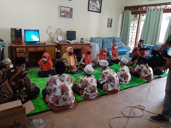 ​Doa Bersama dengan Anak Yatim pada Peringatan HUT Ke-6 BANGSAONLINE.com