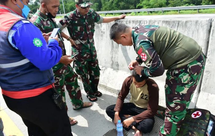 Rombongan Pussenarhanud Kodiklatad Ikut Bantu Korban Kecelakaan di Tol Pasuruan-Probolinggo Rombongan Pussenarhanud Kodiklatad Ikut Bantu Korban Kecelakaan di Tol Pasuruan-Probolinggo