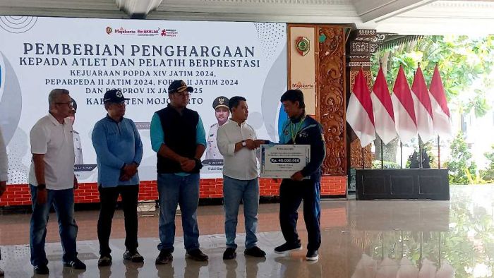 Bupati Mojokerto Serahkan Bonus Atlet Porprov, Minta KONI Bina Lebih Serius