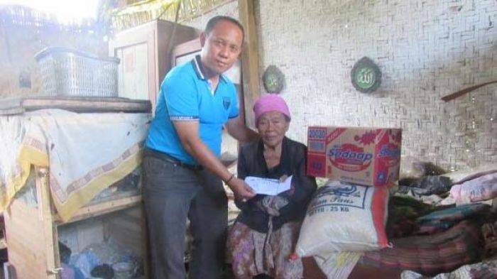 Peringati HPN, PWI Sampang Santuni Warga Miskin di Desa Torjun Peringati HPN, PWI Sampang Santuni Warga Miskin di Desa Torjun