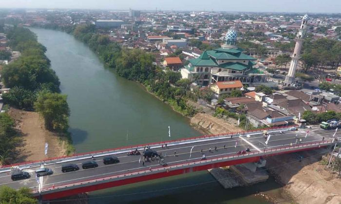 Kendaraan Besar di Kota Kediri Mulai Lintasi Jembatan Alun-Alun Bandar Kendaraan Besar di Kota Kediri Mulai Lintasi Jembatan Alun-Alun Bandar