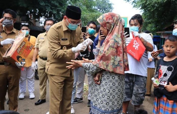 Plt Wali Kota Pasuruan Bagikan Hand Sanitizer ke Warga